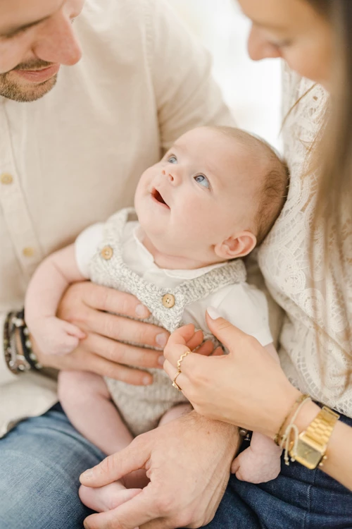 main bonheur enfant gris marron